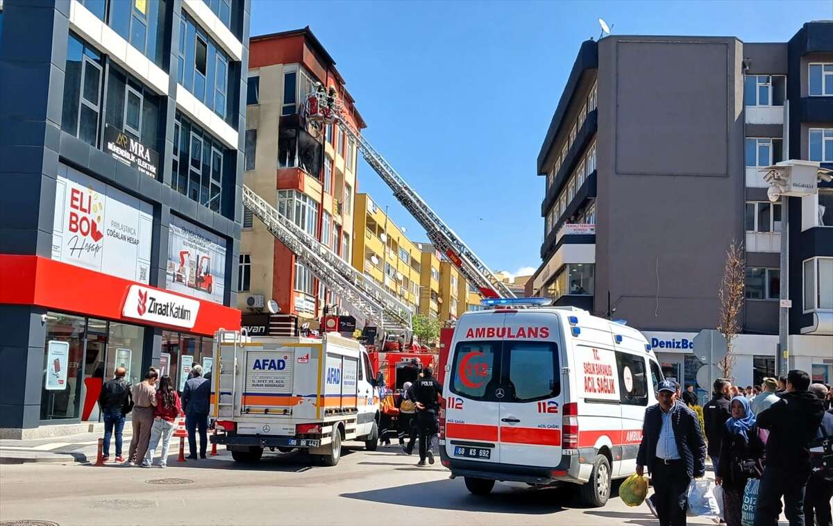 İş merkezi alevler içinde kaldı, ekipler seferber oldu 3